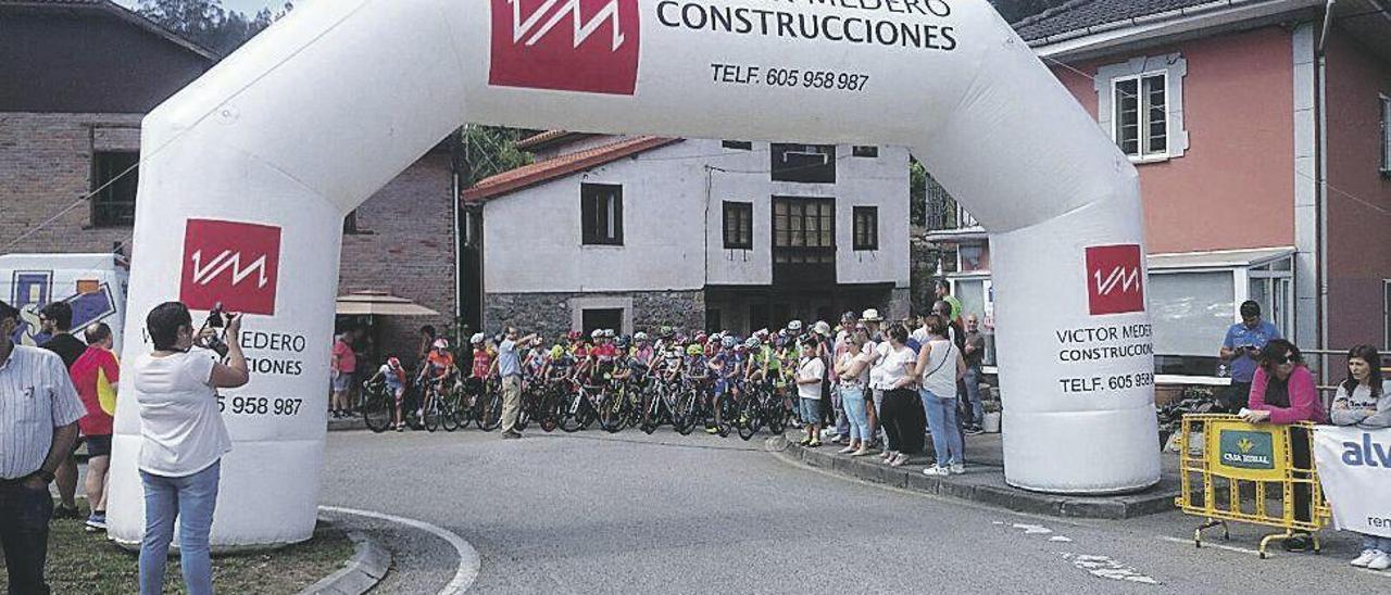 Grado, capital ciclista cadete con la escuela Santi Pérez-Mirador del Nalón