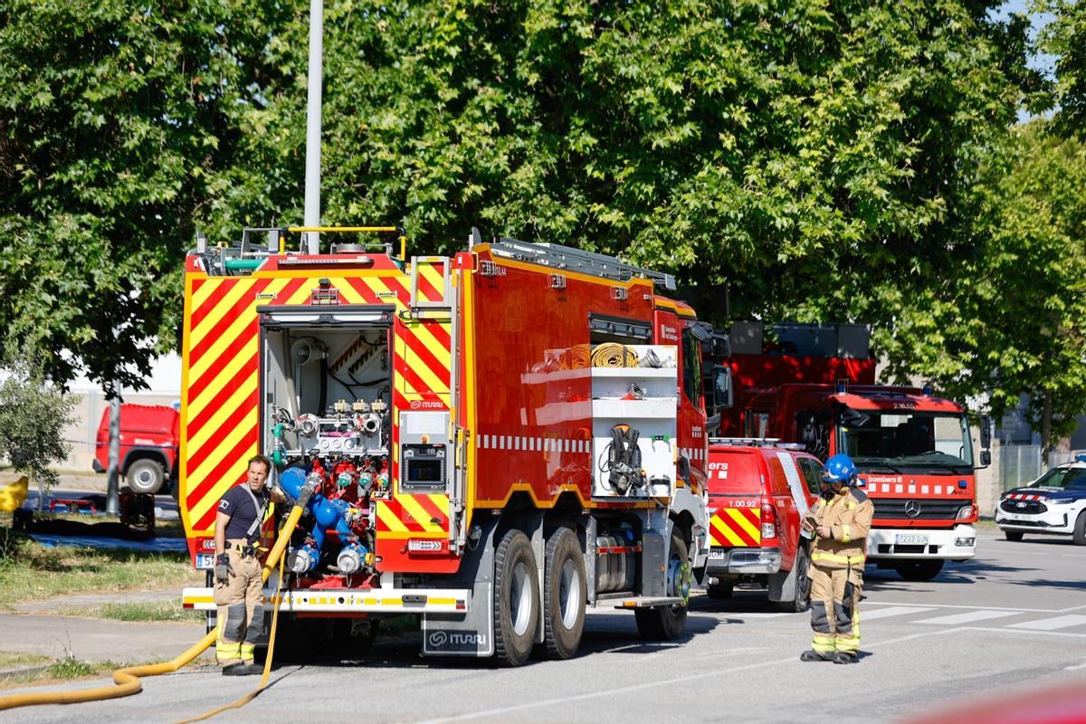 Imatges dels Bombers de la Generalitat treballant en la fuita al polígon de Bufalvent de Manresa