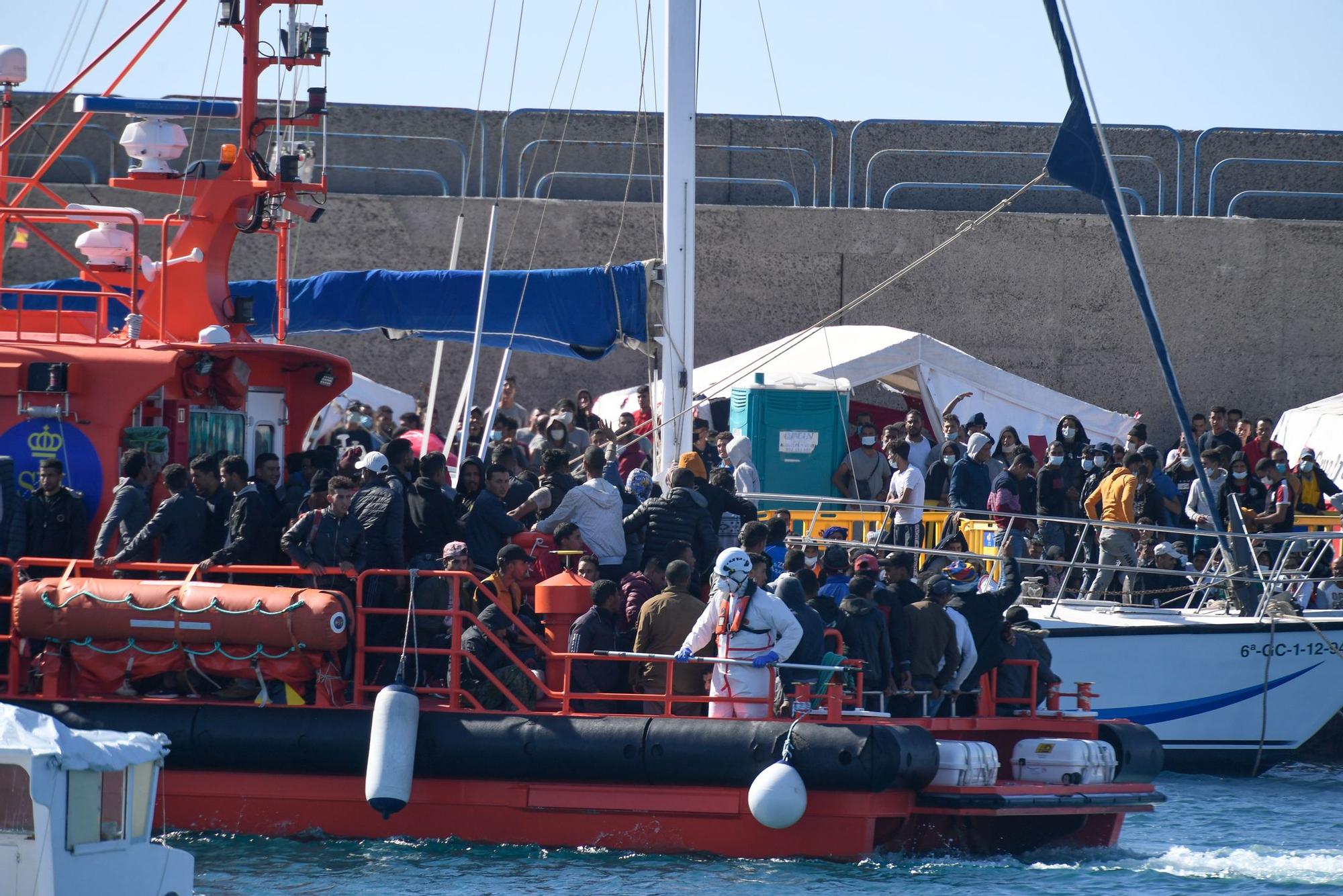 Llegada de una embarcación al puerto de Arguineguín saturado