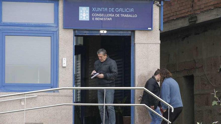 Varios usuarios a las puertas de la oficina de empleo de Cangas. // Santos Álvarez