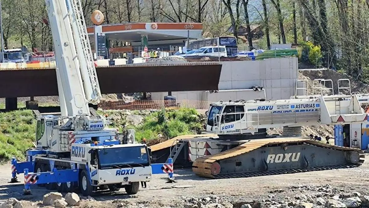 Ultimando los preparativos para el izado de los tableros del nuevo puente "Emilio Llamedo", sobre el río Sella, en Arriondas