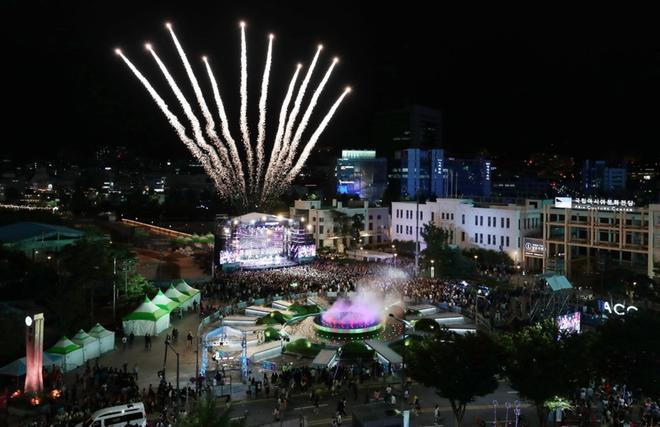 Espectáculo de fuegos artificiales durante la inauguración del Campeonato Mundial de Natación FINA 2019 en Gwangju, Corea del Sur. El Campeonato Mundial de Natación 2019 de FINA se desarrollará del 12 al 28 de julio en Gwangju y Yeosu.