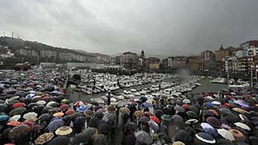 Miles de personas piden en el puerto de Bermeo la liberación del &#039;Alakrana&#039;