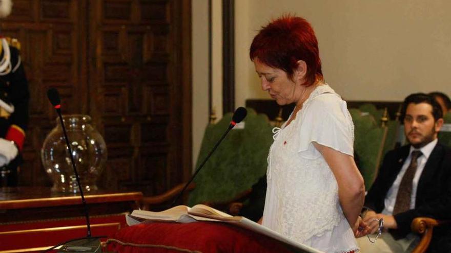 Rosario Escudero toma posesión de su acta de concejal.