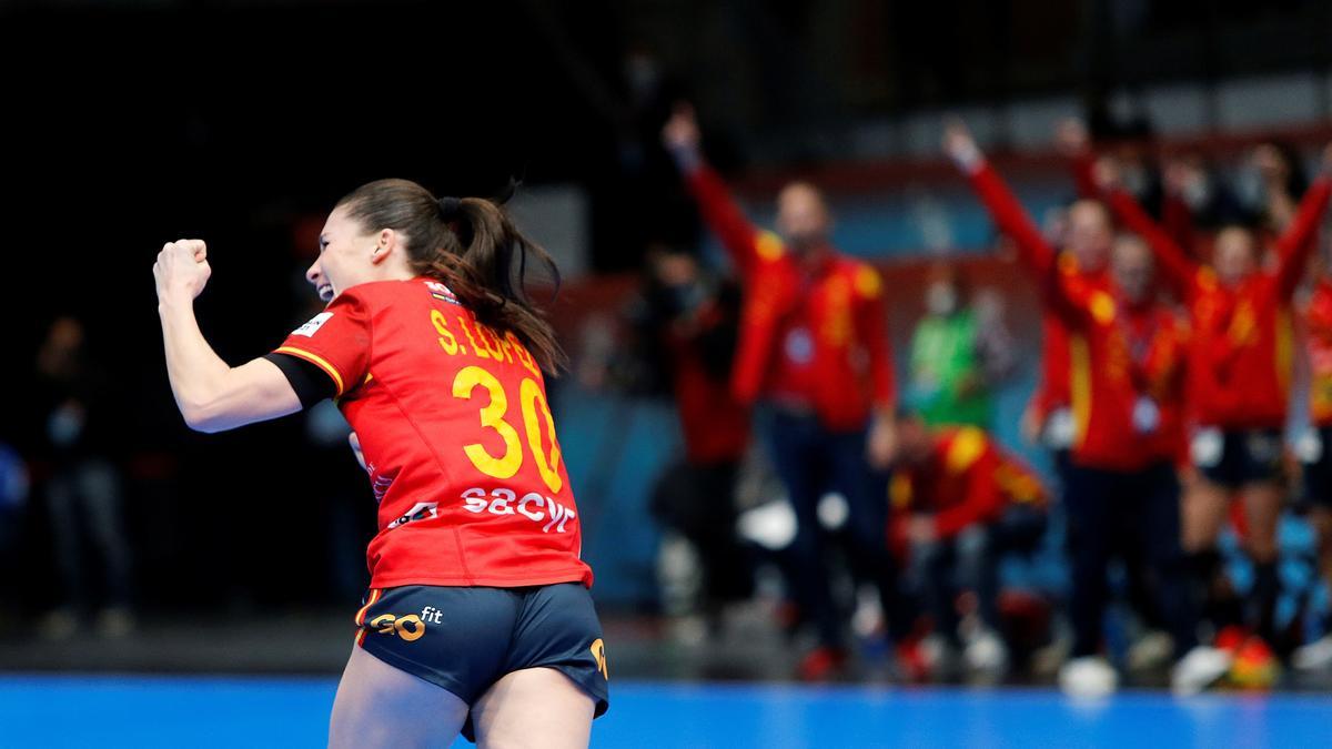 Sole López celebra su tanto en el debut de las Guerreras en el Mundial.