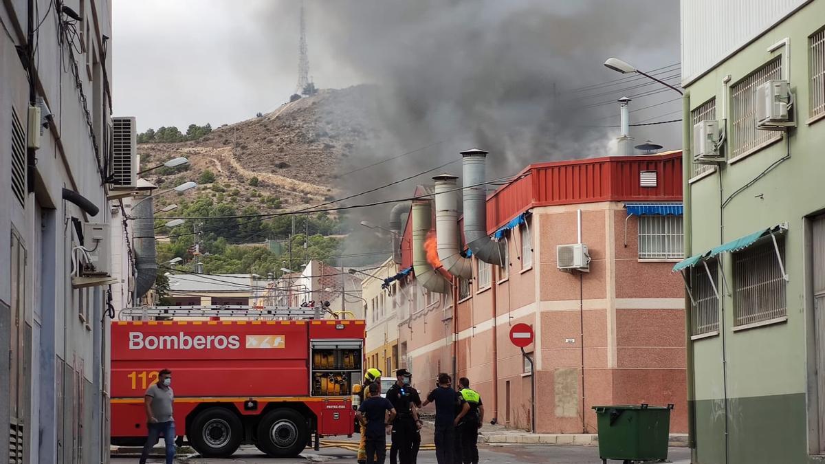 El fuego afecta a una fábrica dedicada al curtido de pieles