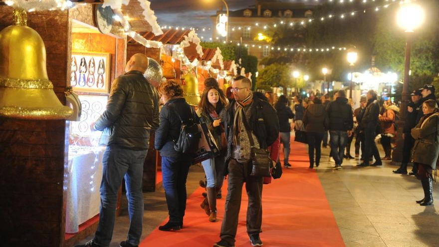 Las casetas y puestos del mercado de La Glorieta abrieron ayer sus puertas.