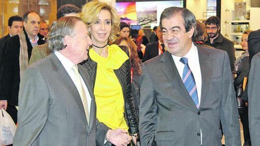 Por la izquierda, José María Álvarez del Manzano, María Porto y Francisco Álvarez-Cascos, ayer, en Fitur.