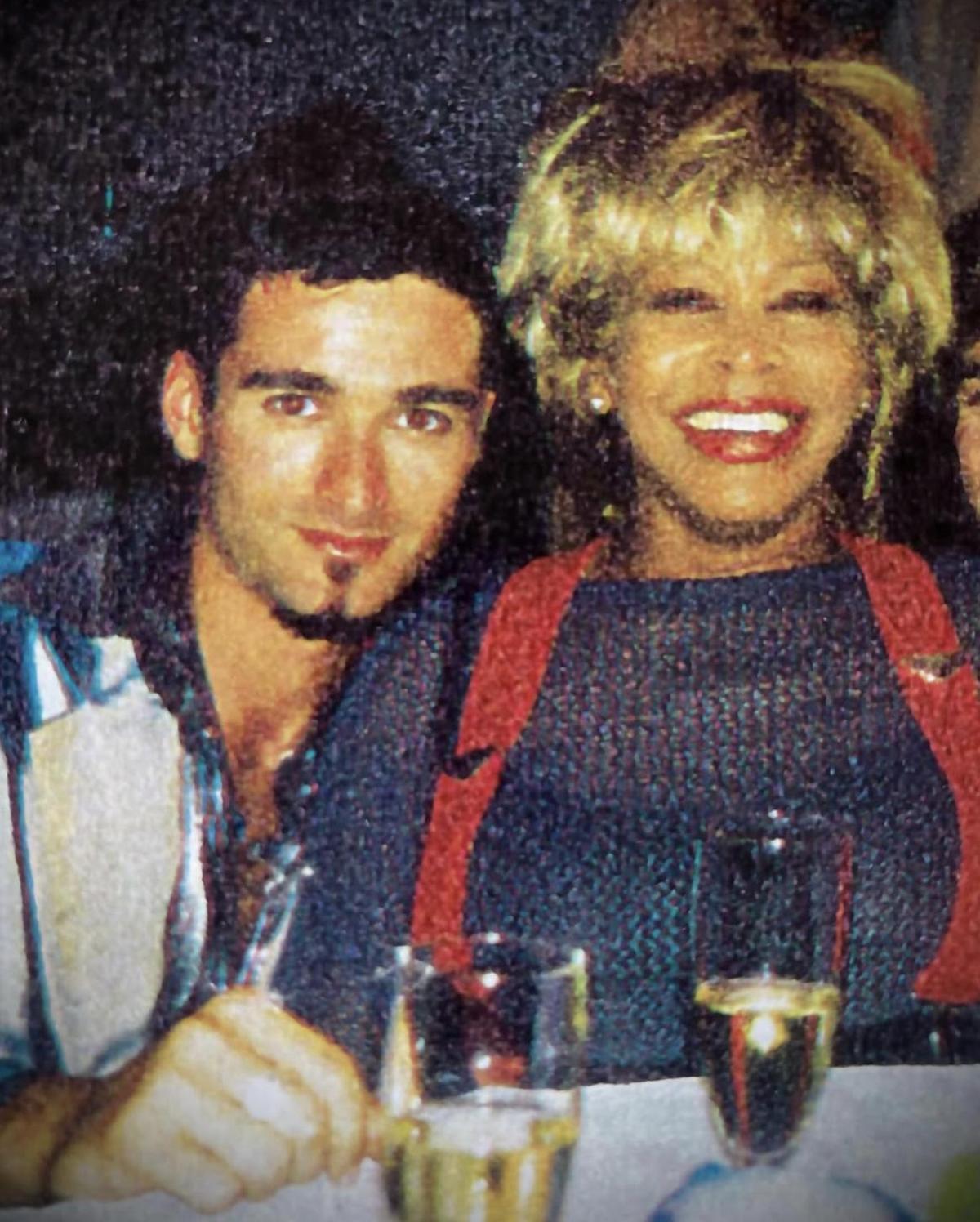 Un joven Hugo de Campos junto a Tina Turner