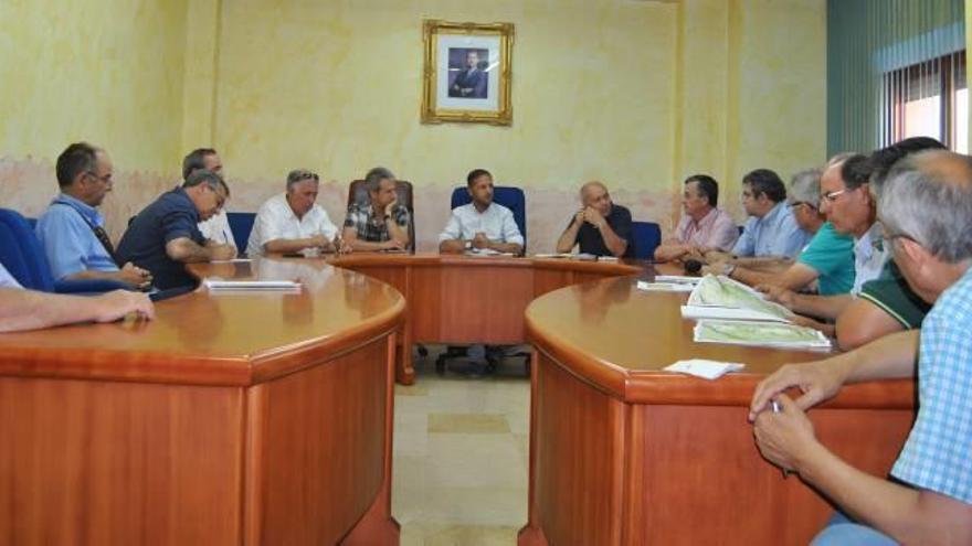 La reunión del director general del Agua y sus técnicos con los regantes y representantes municipales de Pinoso y Monóvar.