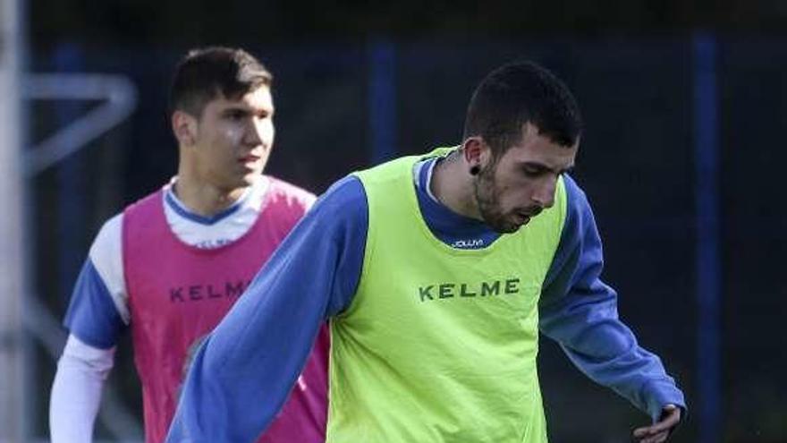 Diego Polo controla un balón en un entrenamiento ante Osmar.