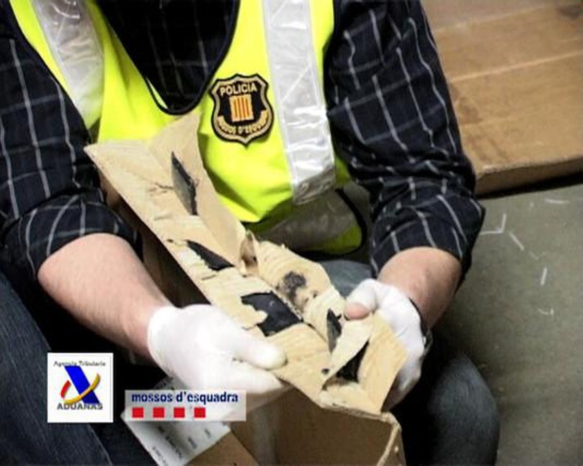 Un agent dels Mossos mostra els plecs de la caixa de cartró on estava amagada l’heroïna. Un agent dels Mossos mostra els plecs de la caixa de cartró on estava amagada l’heroïna.