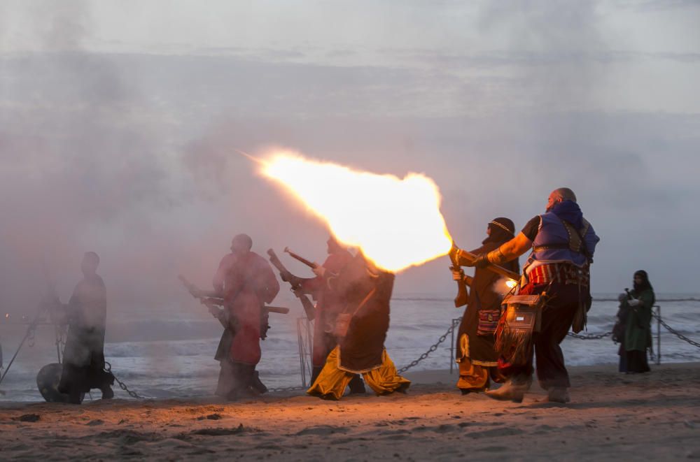 Un espectacular Desembarco al alba da inicio a los Moros y Cristianos en El Campello