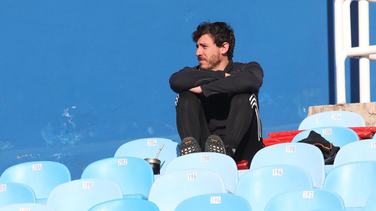 Cristian Álvarez observa el partido amistoso de entrenamiento ante el Andorra del pasado viernes.