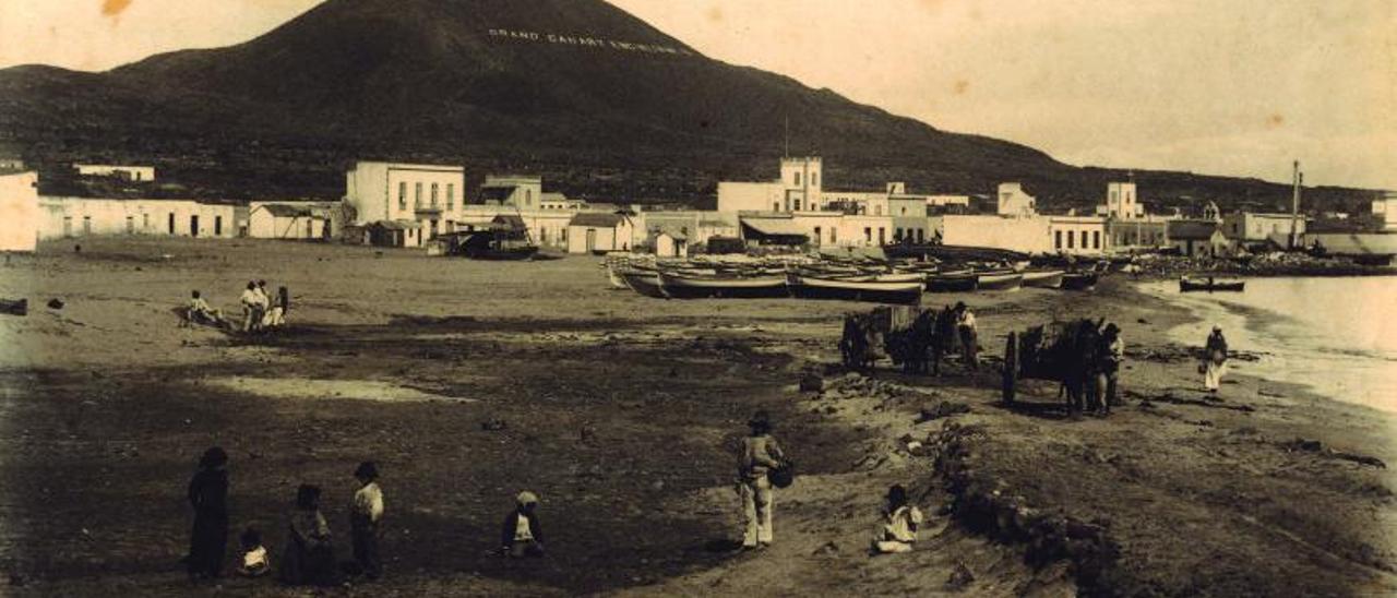 Fotografía de la playa y ermita de La Luz en 1893 (albúmina). Detalle en la ladera de la montaña de La Isleta de del cartel con el anuncio Gran Canaria Engineering &amp; CO, visible desde toda la ciudad. Carl Norman fue un fotógrafo noruego contratado por las empresas británicas con intereses en las islas del Atlántico para documentar fotográficamente las oportunidades que los archipiélagos macaronésicos de Azores, Madeira y Canarias ofrecían para la inversión de capitales británicos. Sus reportajes fotográficos volvían al Reino Unido junto con los plátanos almacenados en las bodegas de los buques exportadores y fueron utilizados como parte de la publicidad para atraer capitales.