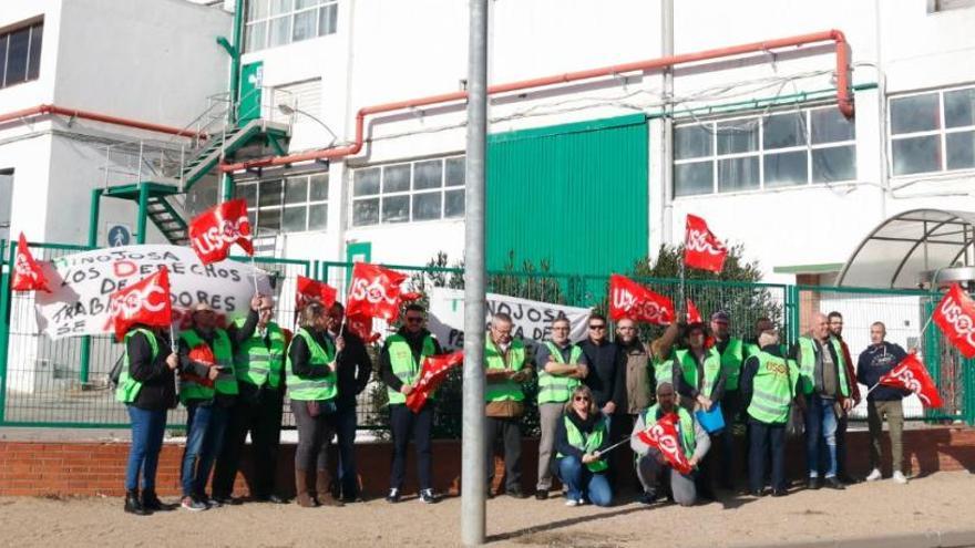 Treballadors davant de la planta de Sarrià