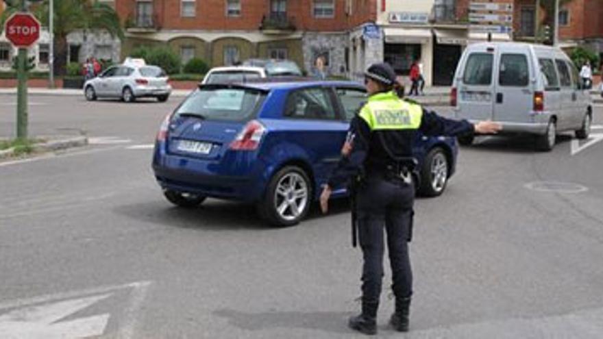 La policía local intensifica el control sobre el uso de luces en vehículos