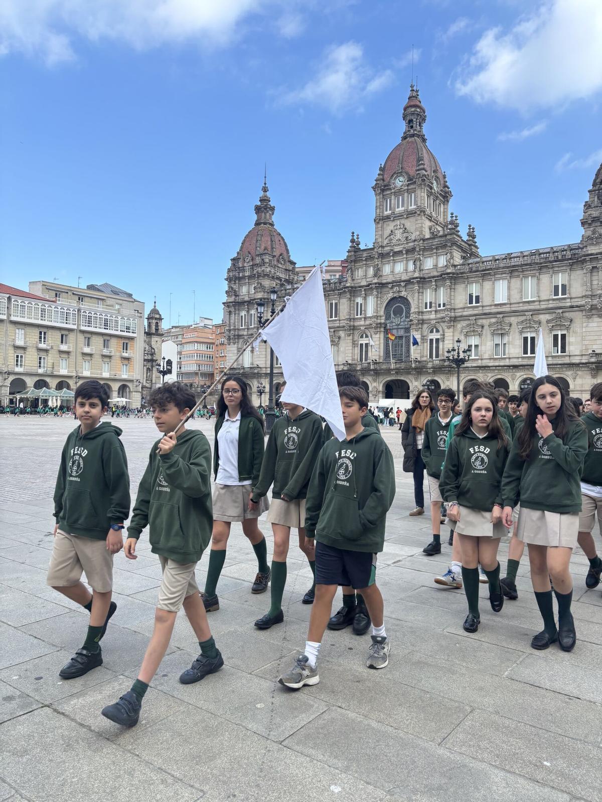 El alumnado del colegio Santo Domingo entra en la plaza de María Pita.