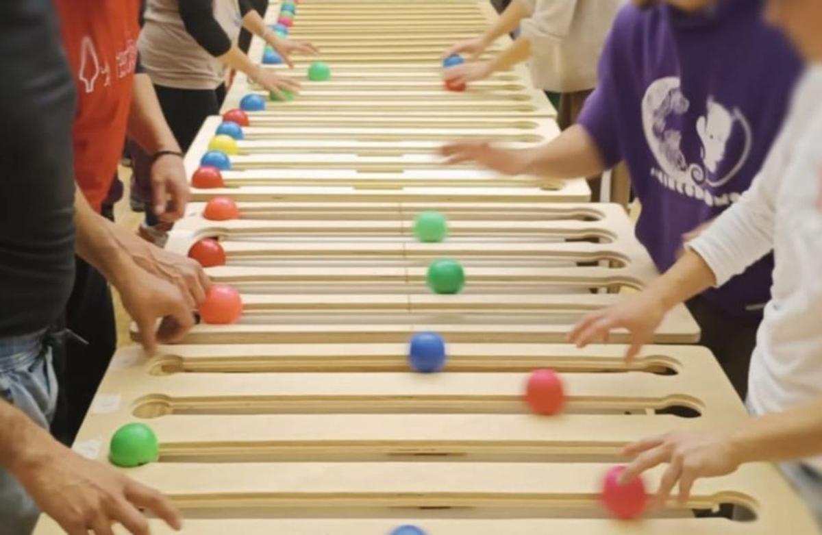 A la izquierda, Ilaria Cieri durante una clase. Abajo, personas practicando los malabares en el ‘juggle board’. |  Cedidas
