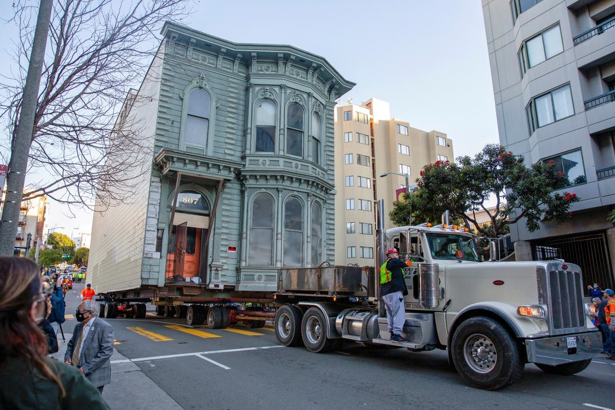 El sorprenent trasllat d’una casa victoriana a San Francisco