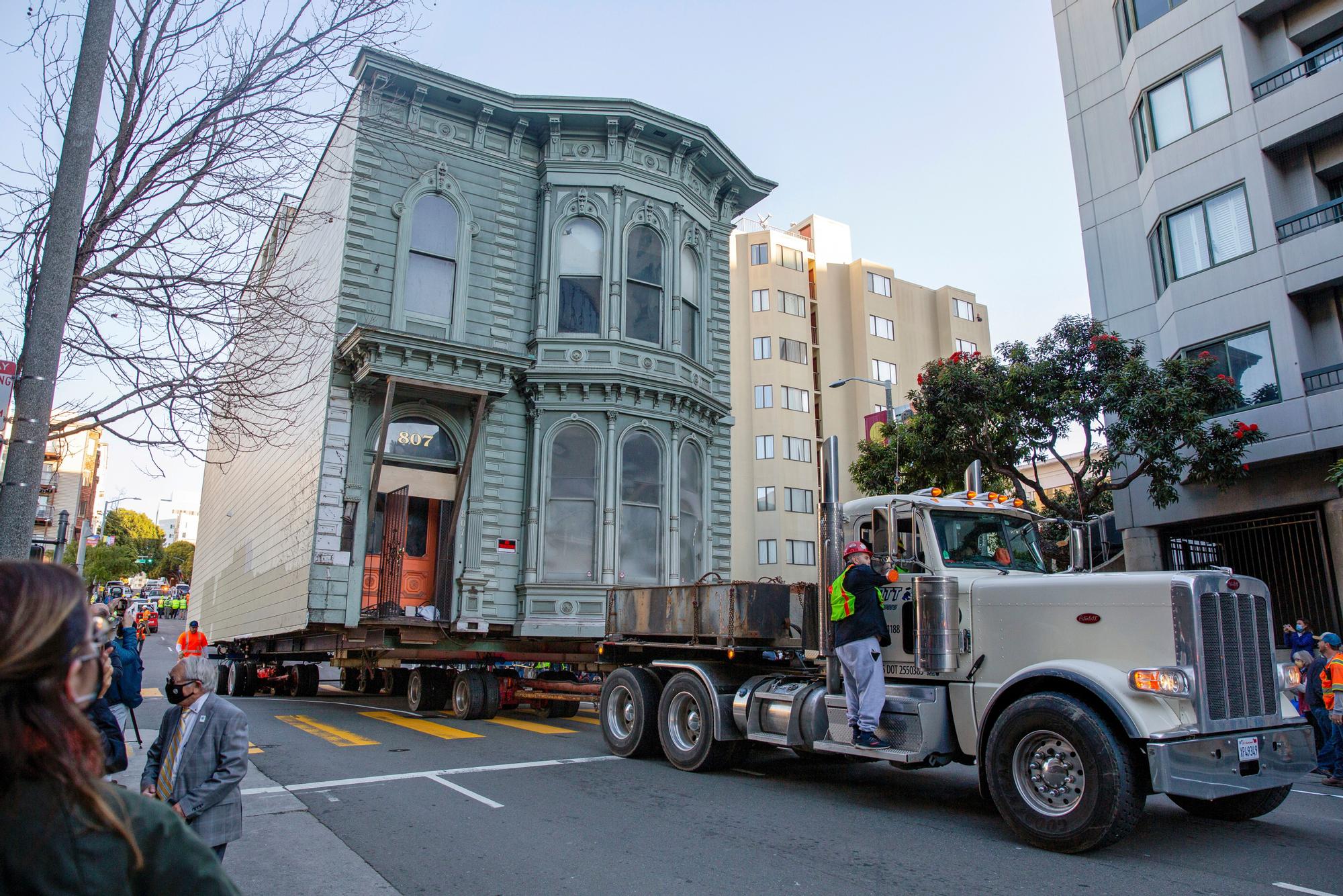 SAN FRANCISCO TRASLADO CASA VICTORIANA The 139-year-old Victorian house known as the Englander House is hoisted on a flat bed and pulled down Franklin Street towards its new location six blocks away, as the original site is to be used to build a 48-unit, eight-story apartment building, in San Francisco, California, U.S. February 21, 2021. REUTERS/Brittany Hosea-Small TPX IMAGES OF THE DAY