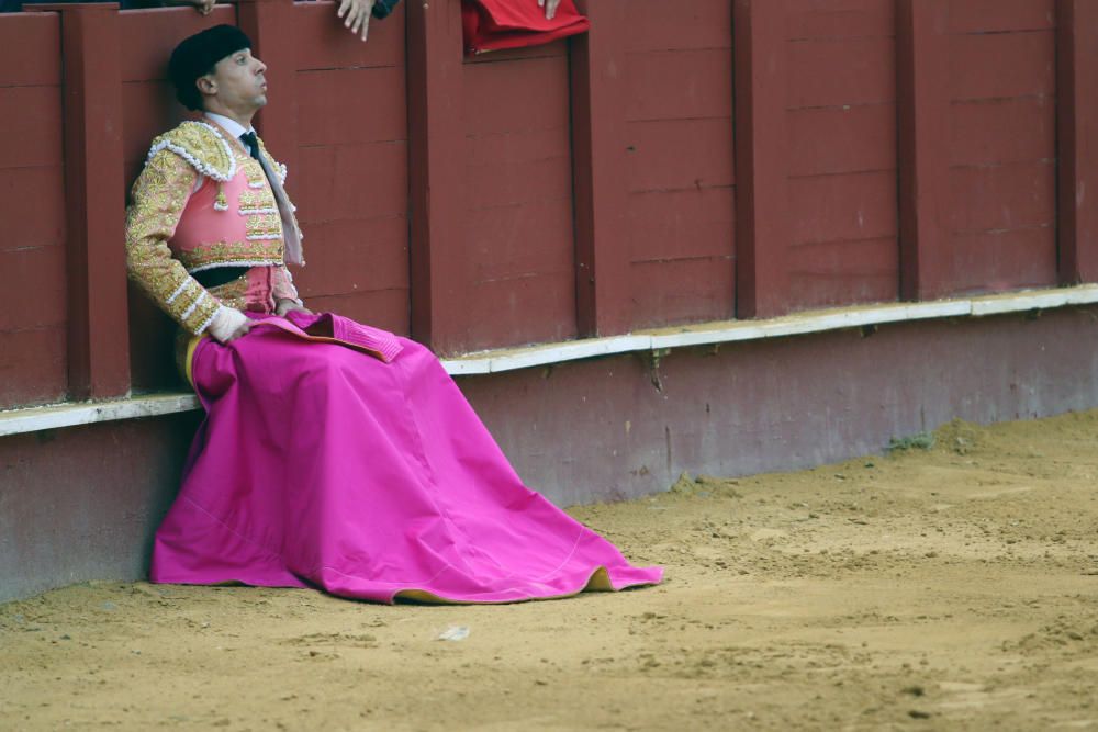 Las imágenes de la tercera corrida de abono de la feria taurina de Málaga en La Malagueta.