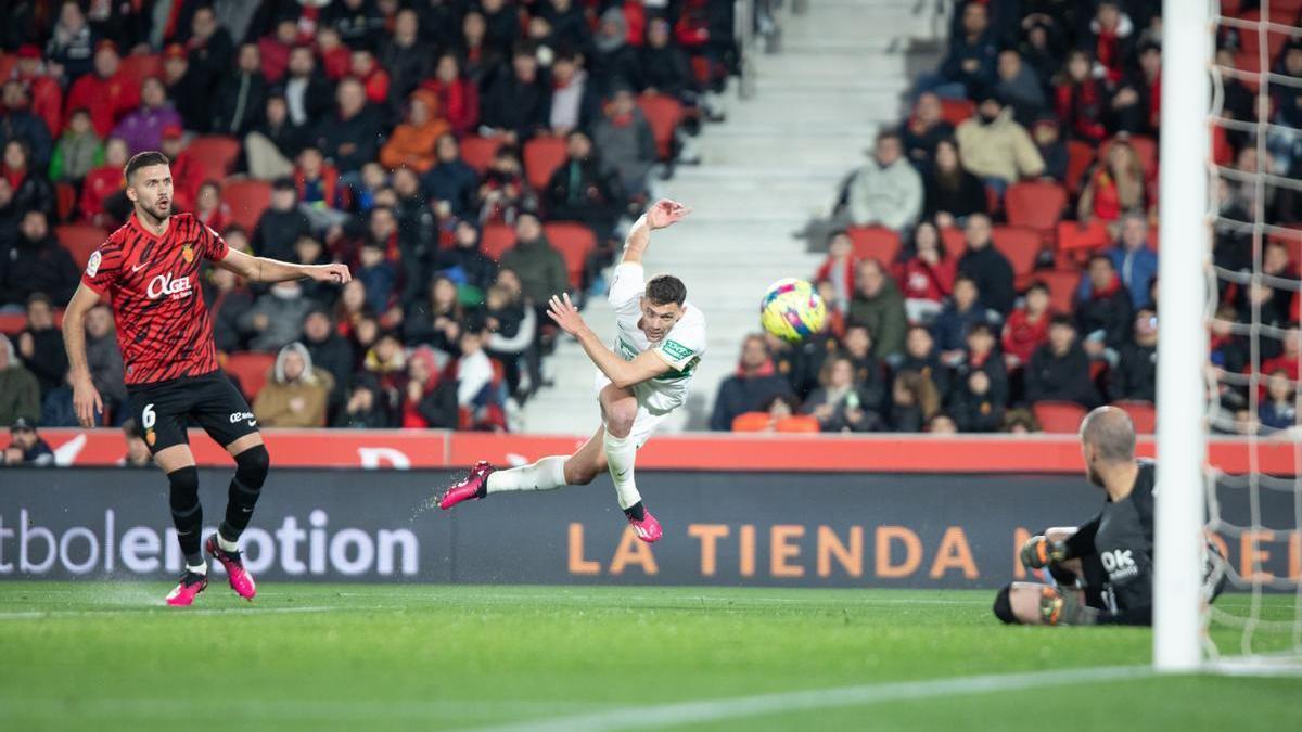 Rajkovic detiene un disparo a Boyé, autor del gol de la victoria del Elche este sábado en Son Moix.