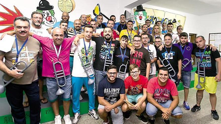 Componentes de la murga Los Chismosos, en su local de ensayo en Guía.