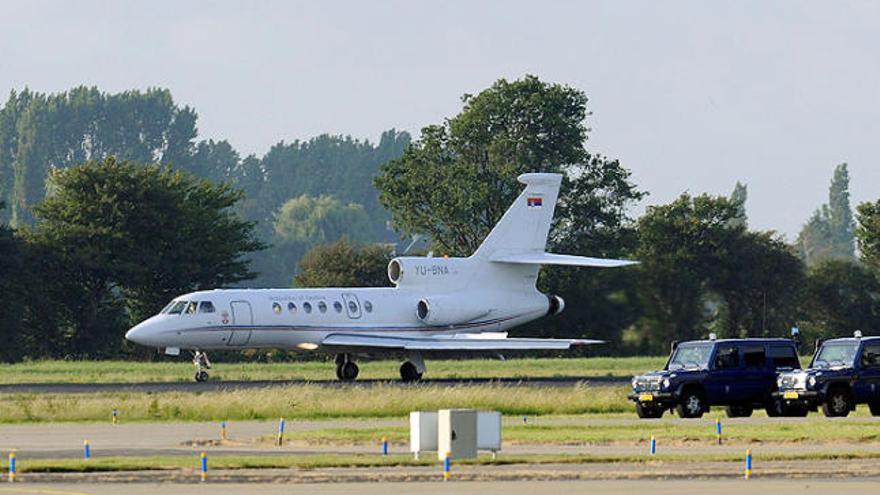 L&#039;avió que portava Ratko Mladic, a la seva arribada a Rotterdam.