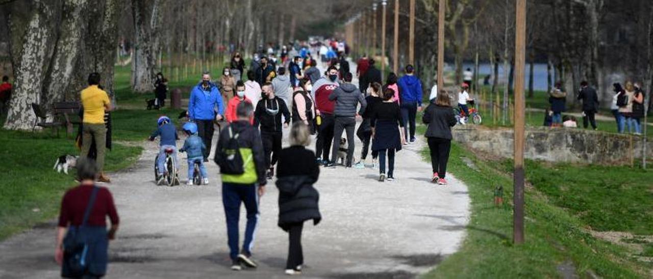 Gente caminando por la Illa das Esculturas de Pontevedra al levantarse las restricciones del COVID.