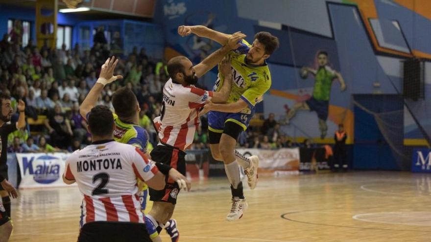 Un jugador del BM Zamora intenta un lanzamiento ante un rival del Puerto Sagunto en un partido de la pasada temporada