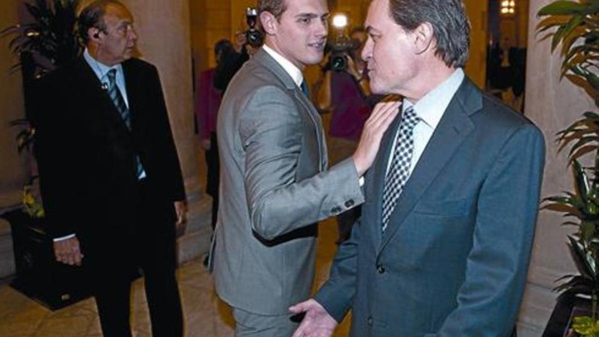 El líder de Ciutadans, Albert Rivera, y el 'president' electo, Artur Mas, charlan en los pasillos del Parlament.