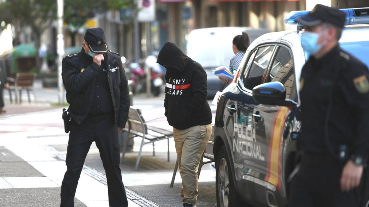 El acusado es trasladado por la Policía Nacional a la Audiencia Provincial de Pontevedra esta mañana.