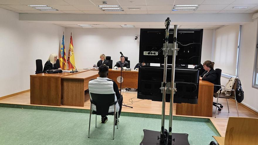 El acusado, de espaldas, en el juicio celebrado en la Audiencia de Alicante.