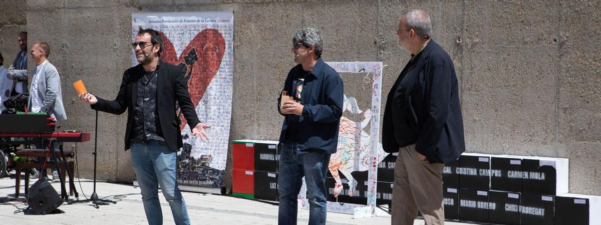 Agustín Martínez (izquierda), Antonio Mercero y Jorge Díaz, integrantes de Carmen Mola, se dirigen a los alumnos en el Campus Viriato. | Ana Burrieza