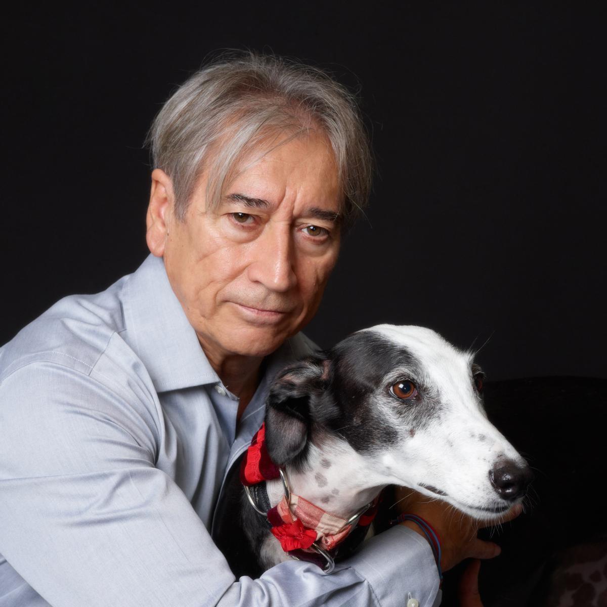 Fernando Franco, con un galgo de la protectora Pérrikus, en una iniciativa solidaria.