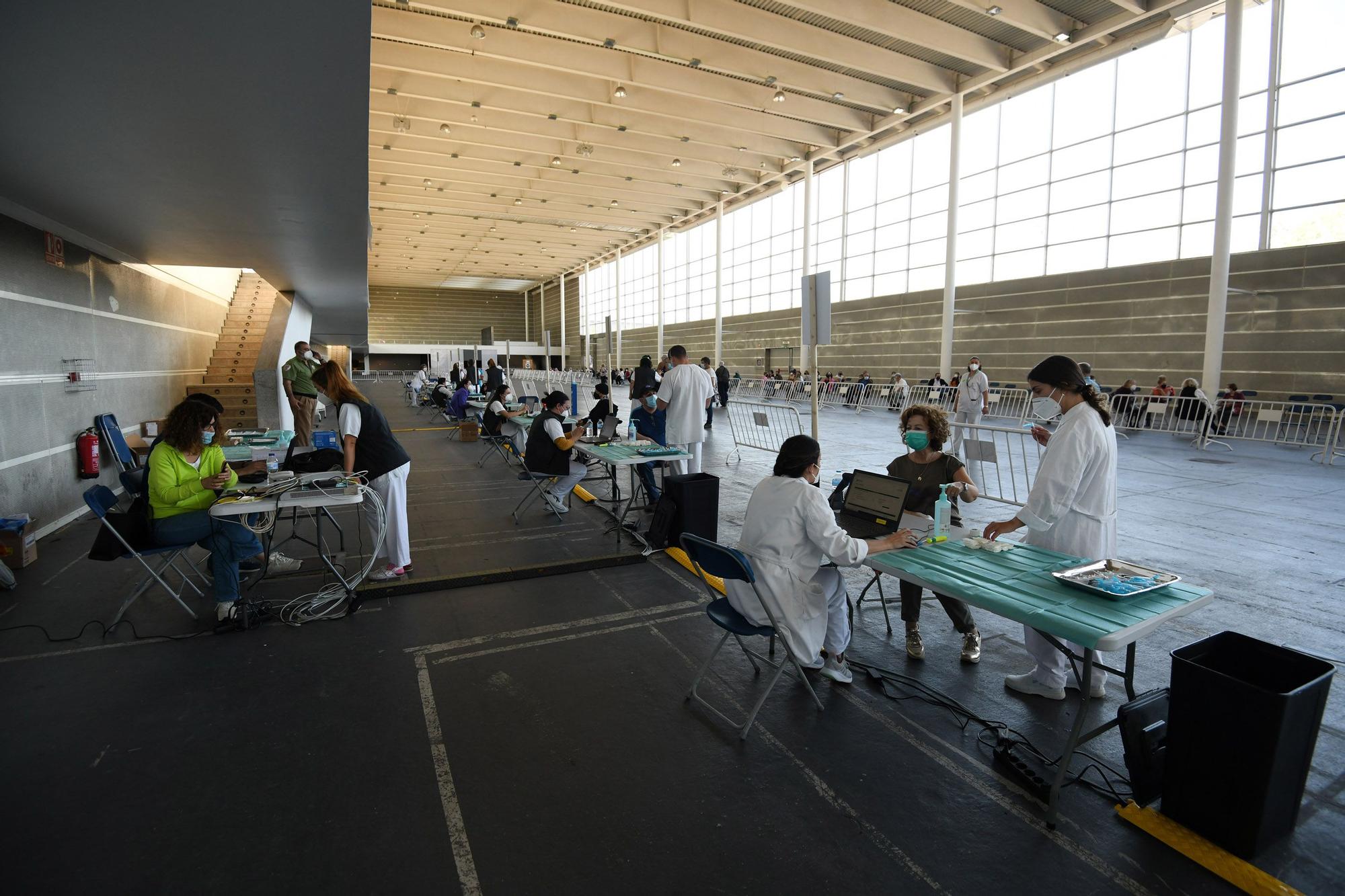 Colas y nervios  en la primera jornada de vacunación masiva en Pontevedra