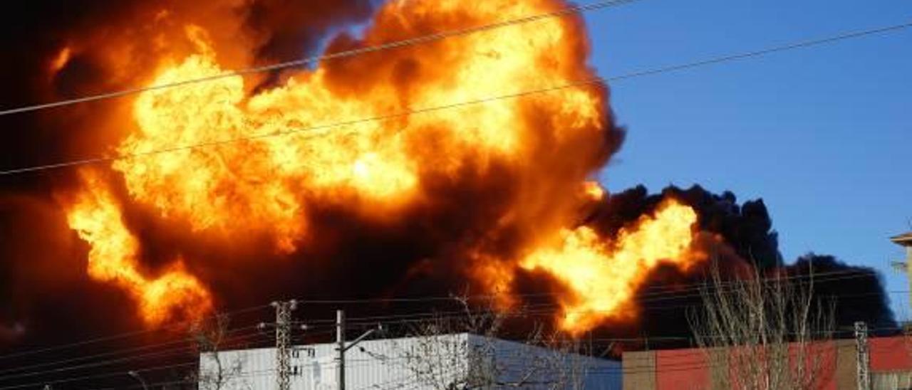 Imagen del incendio que arrasó 5 empresas de Fuente del Jarro.