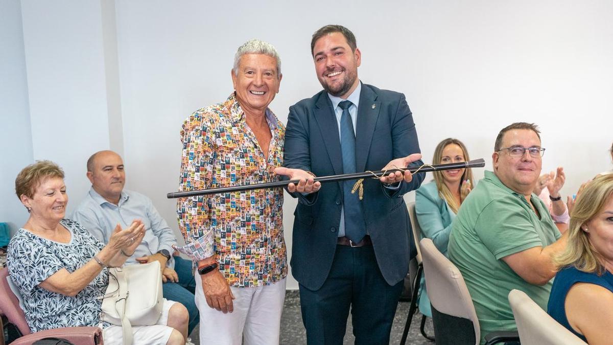 Fran López recoge la vara de mando de manos de su antecesor, José Vicente Andreo