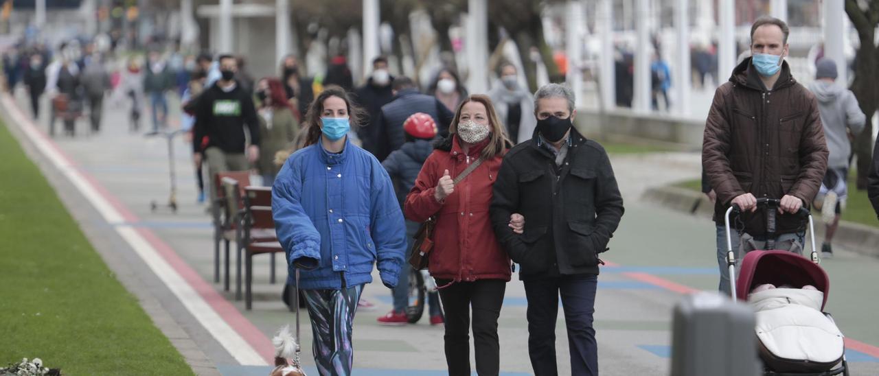 Viandantes en el primer día de cierre perimetral de Gijón