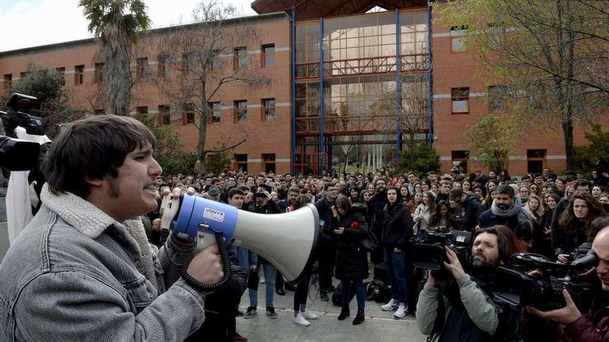 Centenares de alumnos piden la dimisión de Cifuentes, ayer, en la Universidad Rey Juan Carlos. // Efe