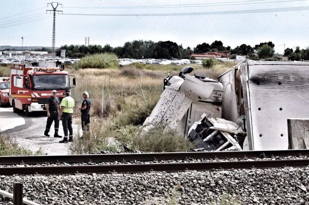 Tres personas han resultado heridas en un aparatoso accidente ocurrido poco antes de las tres de la tarde en la carretera que da acceso al aeropuerto, la N-338