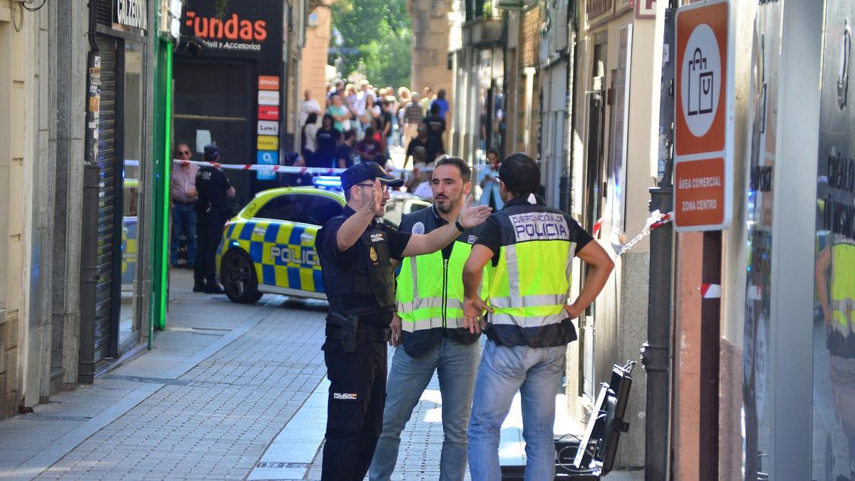 La Policía Nacional, en el tramo de calle cortado en Plasencia por una olla.