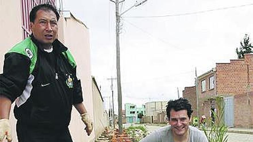 A la derecha, Óscar González, trabajador taramundés, en Bolivia.