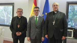 El ministro de Presidencia y Justicia, Félix Bolaños, junto al presidente de la Conferencia Episcopal, Luis Argüello, y el secretario general, César García Magán.