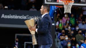 Juan Carlos Navarro, con el trofeo de la Euroliga