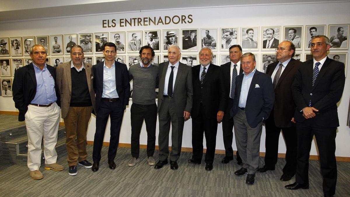 De izquierda a derecha, Jaume Sabaté, Juanjo Díaz, Constantin Galca, Quique Sánchez Flores, José Emilio Santamaría, Antoni Fernández Teixidó (presidente de la Fundació del Espanyol), José Antonio Camacho, Javier Clemente, Paco Flores y Ramon Robert.