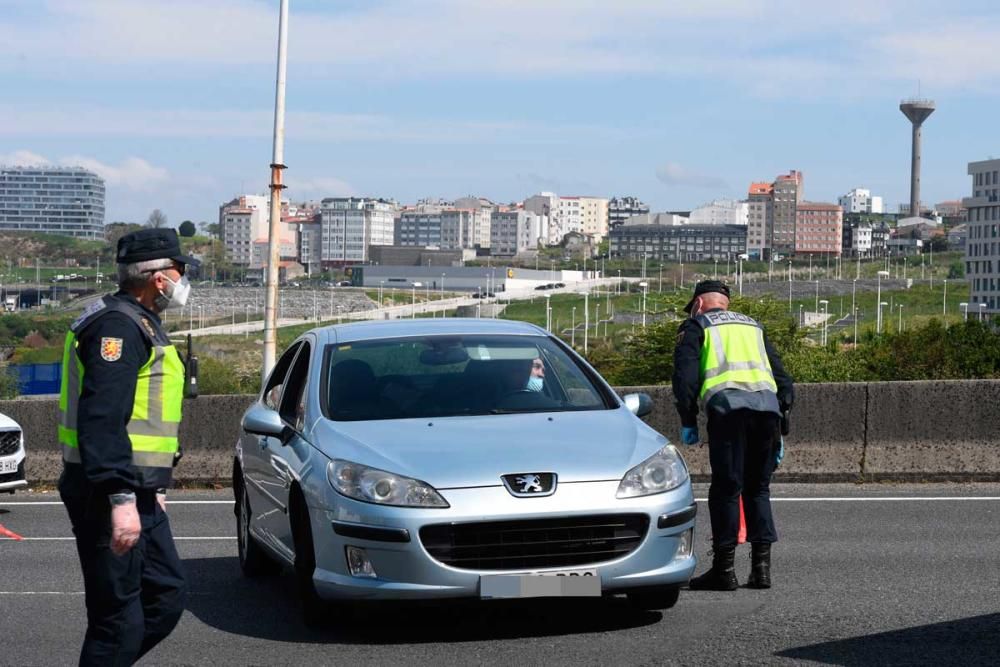 Los agentes vigilan los accesos a la ciudad y proponen multas para los infractores.