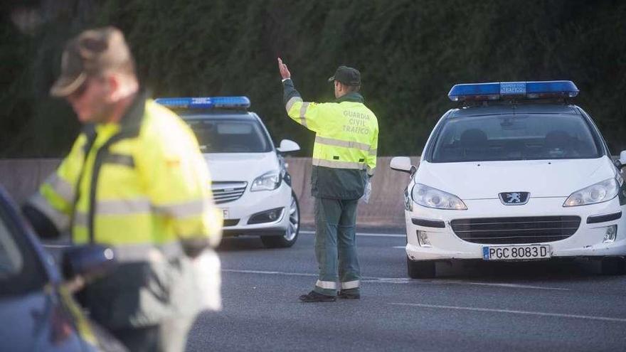 Dos agentes durante un control de alcohol en una carretera de A Coruña.