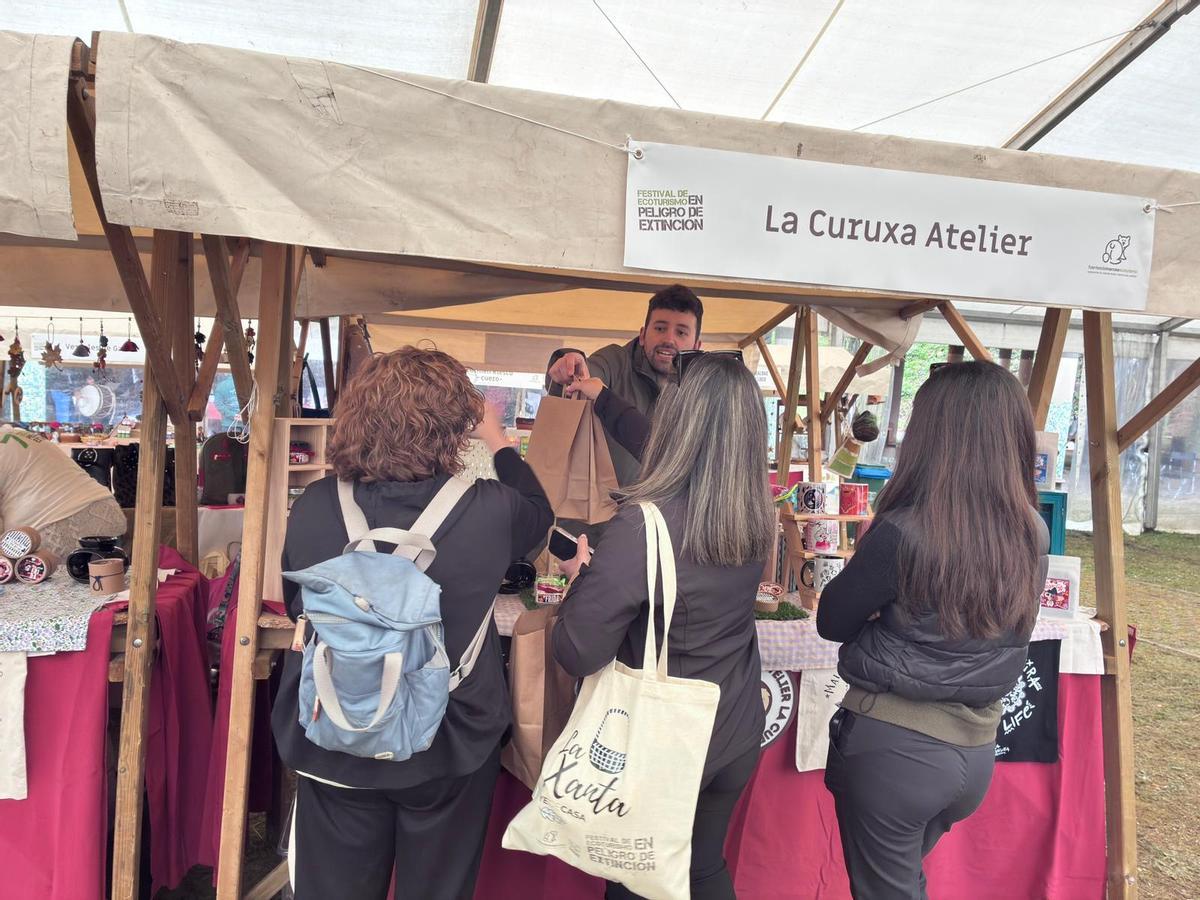 Ambiente en uno de los puestos del mercado.